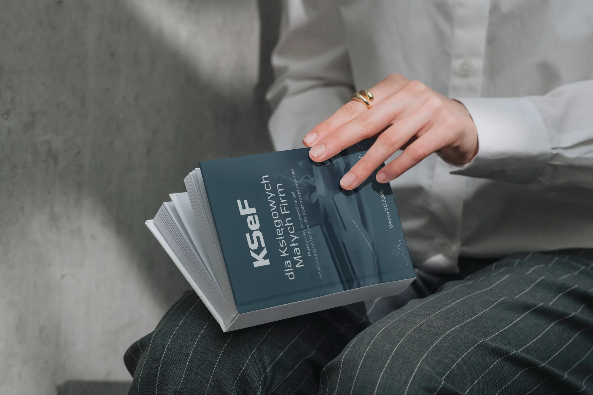 KSeF ebook w rękach